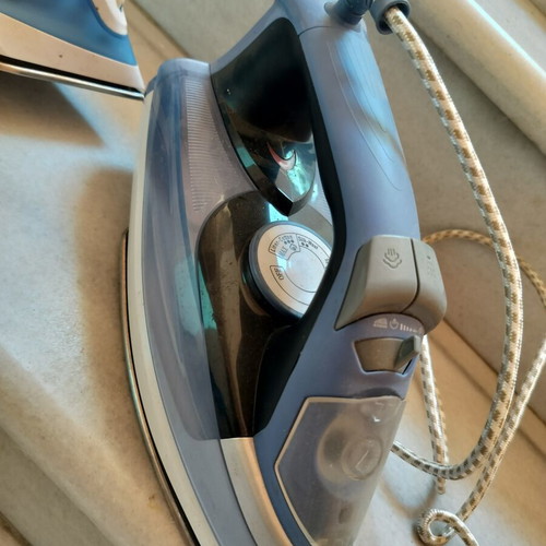 Electric steam irons, set of 2