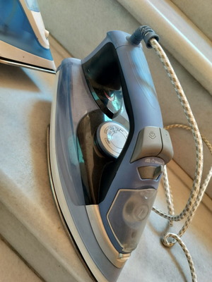 Electric steam irons, set of 2
