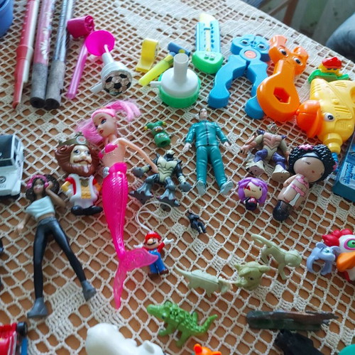 Children's toys used, set of 84 pieces with plastic box