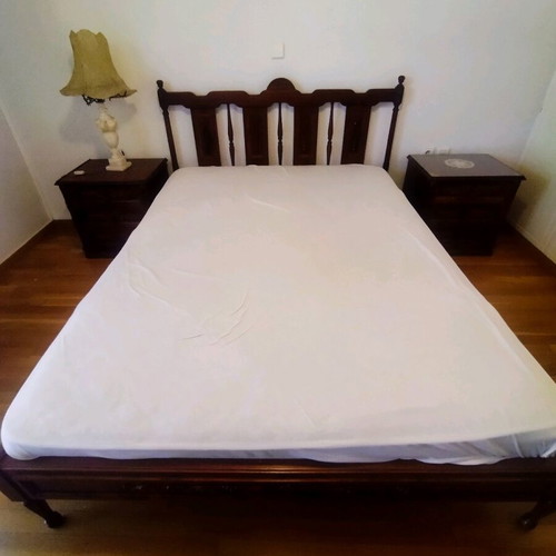 Bedroom set of 3 pieces like new with double bed, mattress and two nightstands