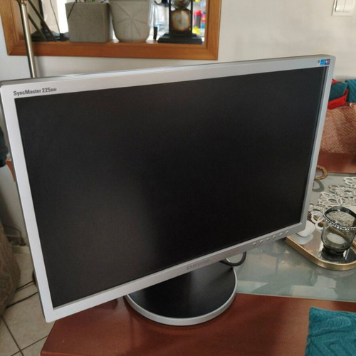 Samsung SyncMaster 225BW 22" widescreen LCD monitor with adjustable stand