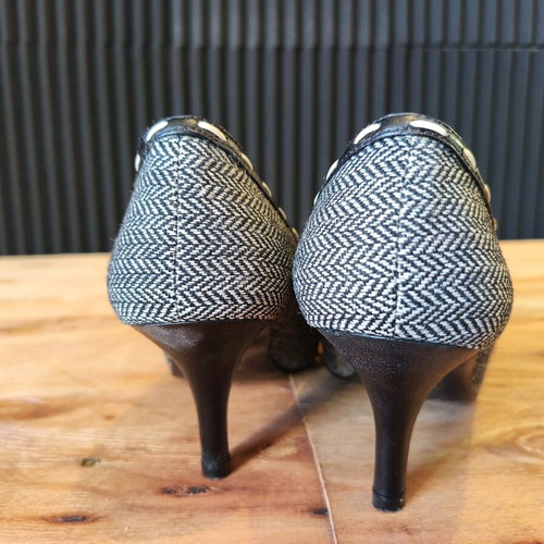Again & Again Pumps size 38 like new, leather interior, fabric texture