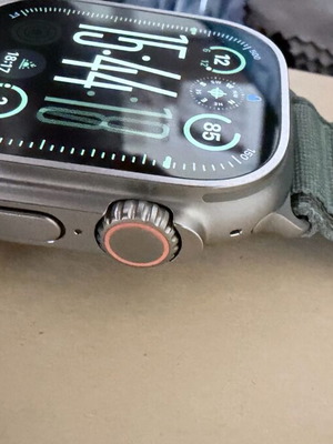 Apple Watch Ultra 2 σαν καινούργιο με πλήρη συσκευασία και έξτρα λουράκι