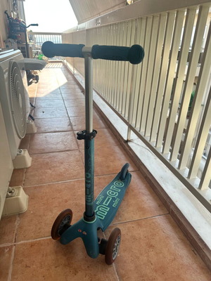 Mini Micro Deluxe kids scooter, dark green