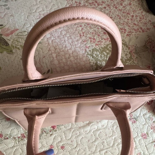 Pink handbag used with broken zipper