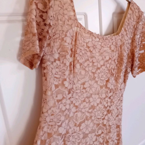 Lace dress in soft salmon color like new, size L