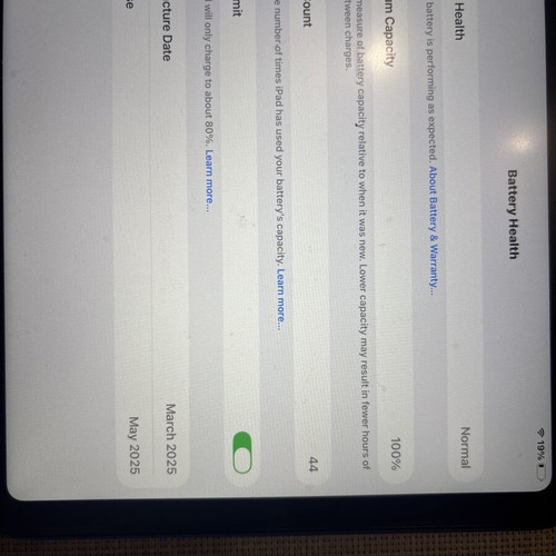 Apple iPad A16 with keyboard