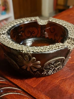 Gianniotiko handmade ashtray like new with metal base