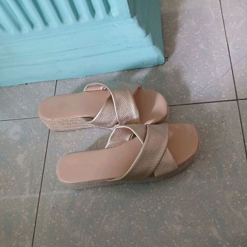 Justfab platform sandals size 40 like new, gold