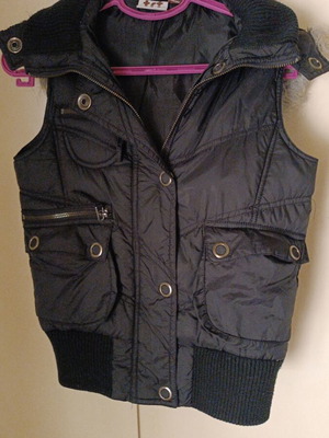 Sleeveless jacket with fur hood size small like new, black