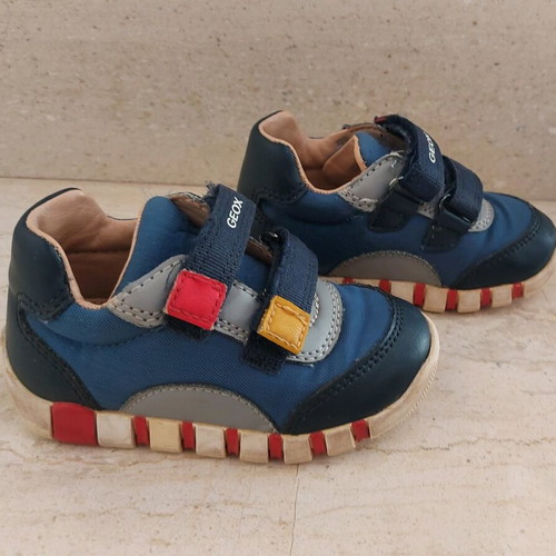 Athletic shoes used with breathable anatomical sole