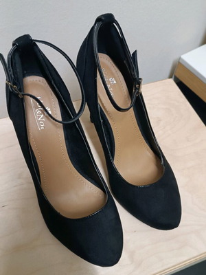 Mary Jane black high-heeled shoes like new, size 39
