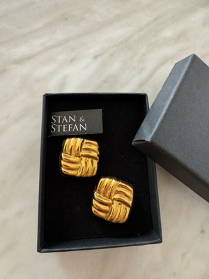 Stan & Stefan gold stud earrings like new