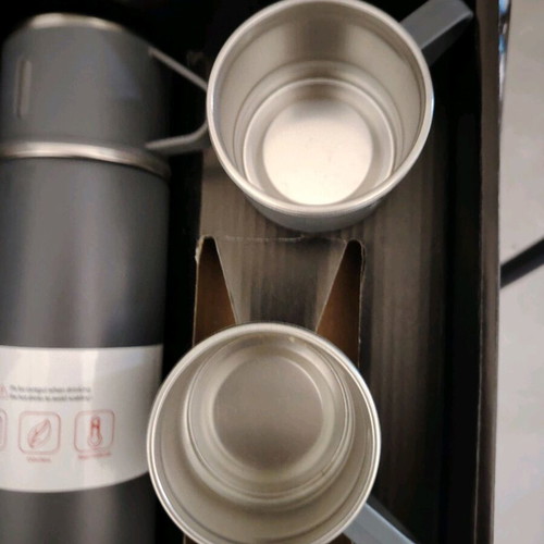 Vacuum bottle 500ml with 3 cups unused
