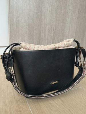 Axel bag like new, crossbody, black and pink