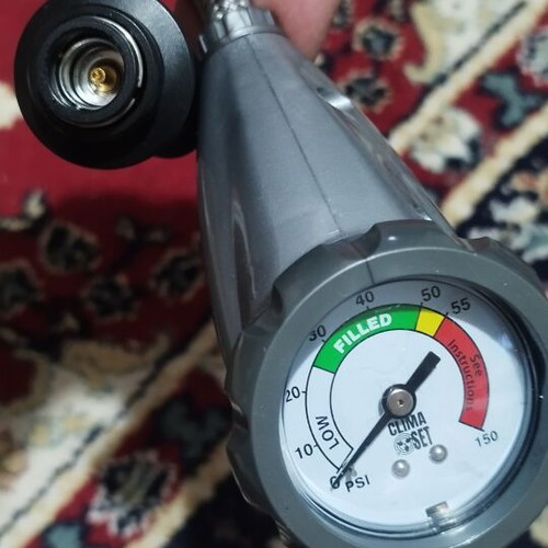 Air conditioner charging and checking manometer