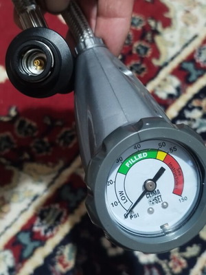 Air conditioner charging and checking pressure gauge