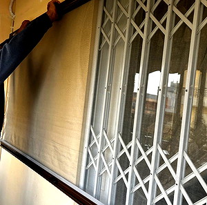 Κουνουπιέρα μπαλκονόπορτας σε  αλουμινίου πλαίσιο Καφέ χρώματος