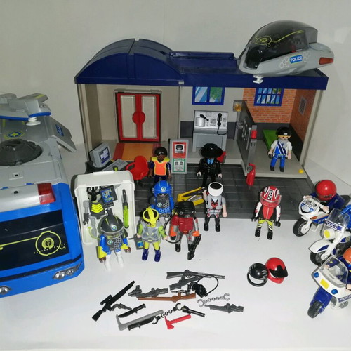 Playmobil Police station with 3 motorcycles, car, spaceship and 15 figures like new