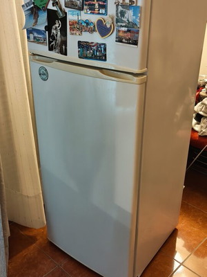 Ψυγείο Indesit 1,40μ, πλήρως λειτουργικό, ιδανικό για φοιτητές