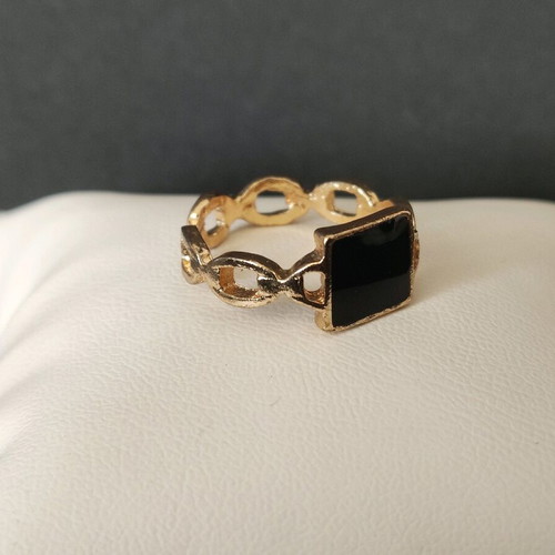 Women's ring like new, gold color with large black decorative stone