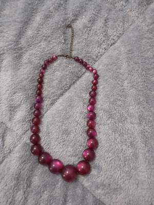 Summer necklace in burgundy-pink color like new