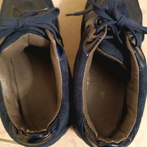 Blue athletic shoes like new with vinyl details size 39