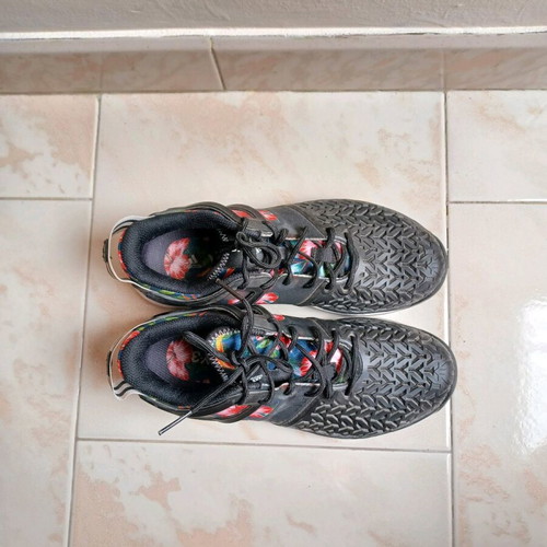 Adidas tennis shoes size 37 like new, black with colorful details