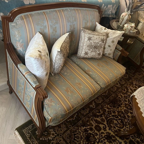 Vintage classic carved living room set like new with sofa, loveseat, 2 armchairs and tables