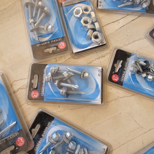 Various screws new, pack of 13 pieces
