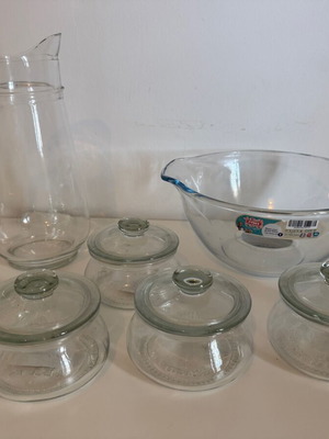 Glass kitchen set like new with pitcher, mixing bowl and 4 storage jars