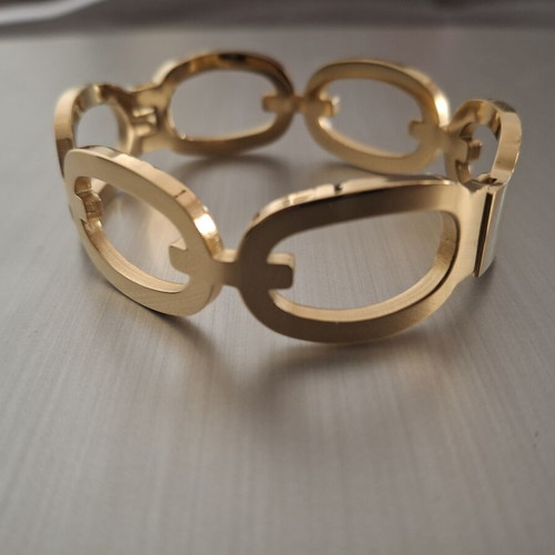 Steel bracelet gold color new, does not tarnish