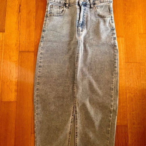 Denim skirt fitted with slit at waist like new, blue
