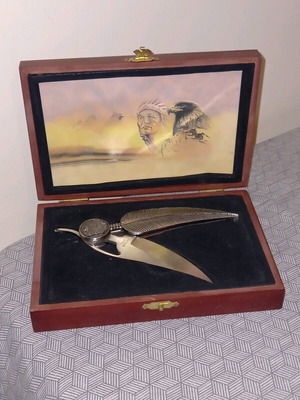Folding knife like new with feather design and wooden case