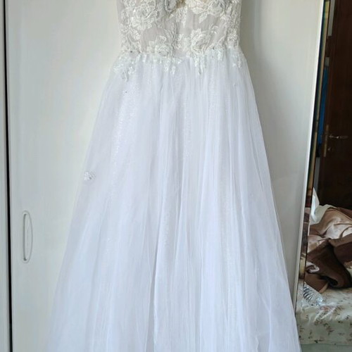 Wedding dress like new white with case and petticoat