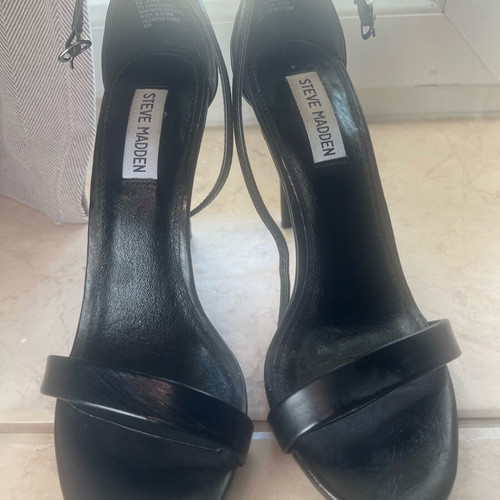 Steve Madden black sandal size 40 like new