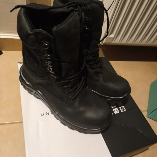 Black leather boots size 39