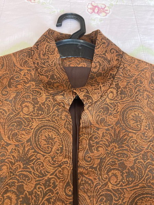 Long women's jacket with embossed fabric and metal buttons brown