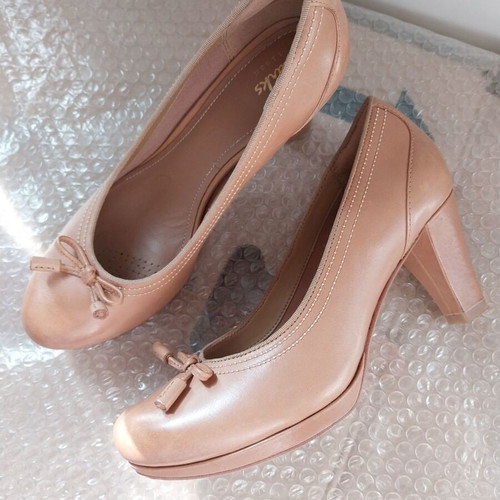 Clarks women's leather beige pumps like new size 37.5
