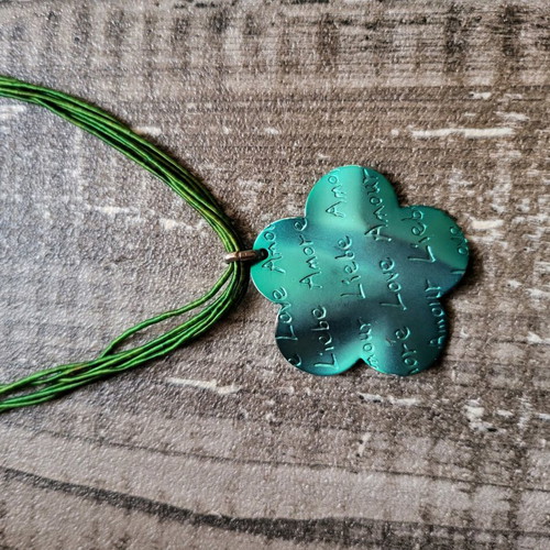 Metal necklace like new, flower shape, green cord, Amor love