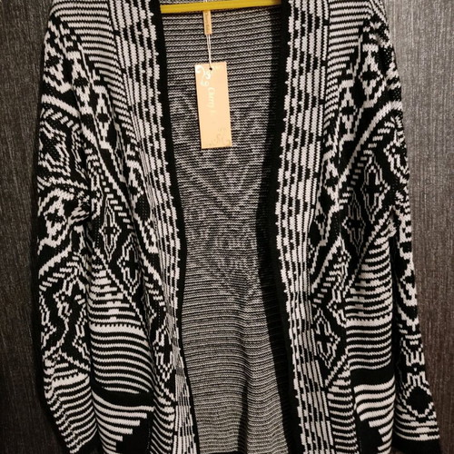 Knitted black and white cardigan new, buttonless with external pockets