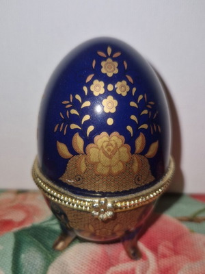 Limoge porcelain decorative egg like new