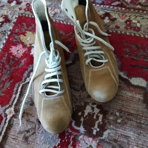 Castor Boots Like New, Classic Color Size 41