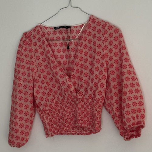 Zara pink floral top with embroidery, V-neck and puff sleeves like new