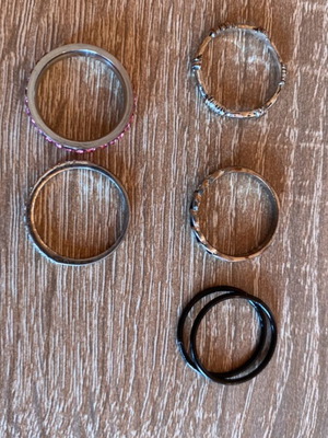 Set of 6 rings used, silver, black and pink colors