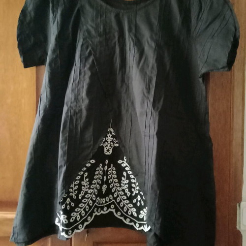 Blouse with lace and nervures, like new, black cotton