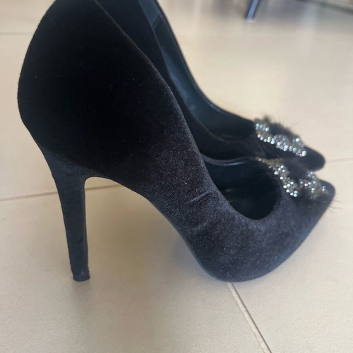 Velvet black pointed pumps size 38 like new with decorative buckle
