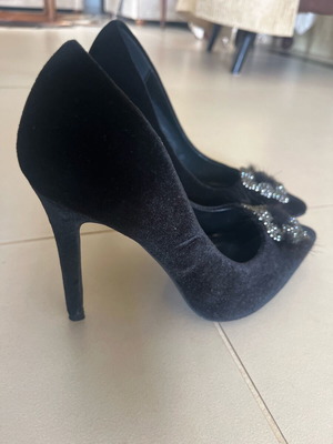 Velvet black pointed pumps size 38 like new with decorative buckle