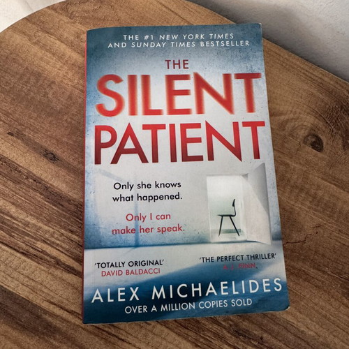 The Silent Patient psychological thriller book like new, English