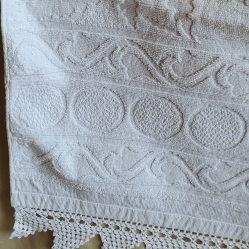 Vintage cotton embossed jacquard face towel set with handmade crochet lace